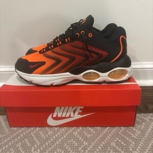 Nike Men's Black and Orange Sneakers